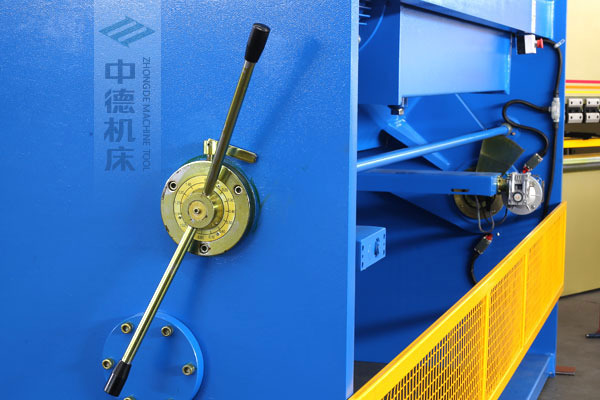 ZDSK-1632剪板機刀片間隙手動調(diào)節(jié)器，刻度清淅，調(diào)節(jié)省力又簡便.jpg