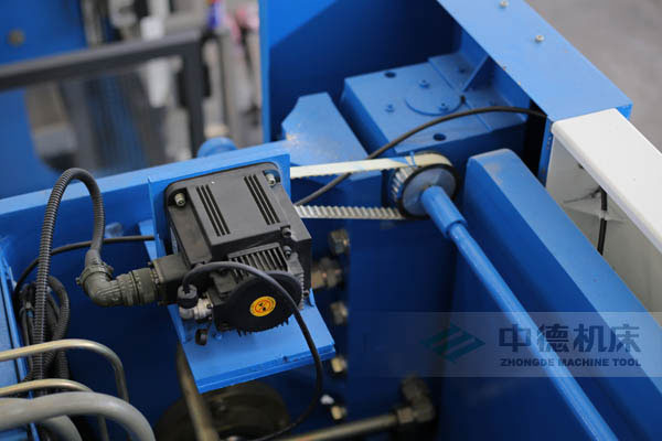 ZDPK-10032配有Y軸伺服定位功能，能精確有效提高Y軸精度，并使工作效率明顯提高